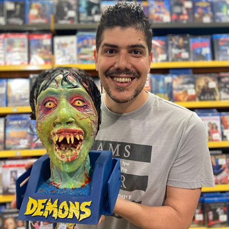 EL GANADOR DEL CONCURSO DEMONS RECOGIÓ EL BUSTO | 
